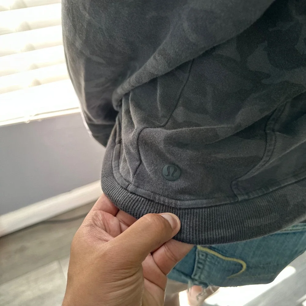 Lululemon Gray Camo Scuba Hoodie Size 8 pullover thumbhole sleeves
